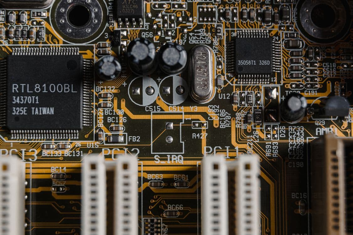 Palantir Soars 30 Percent on AI Earnings While AMD Outlook Disappoints