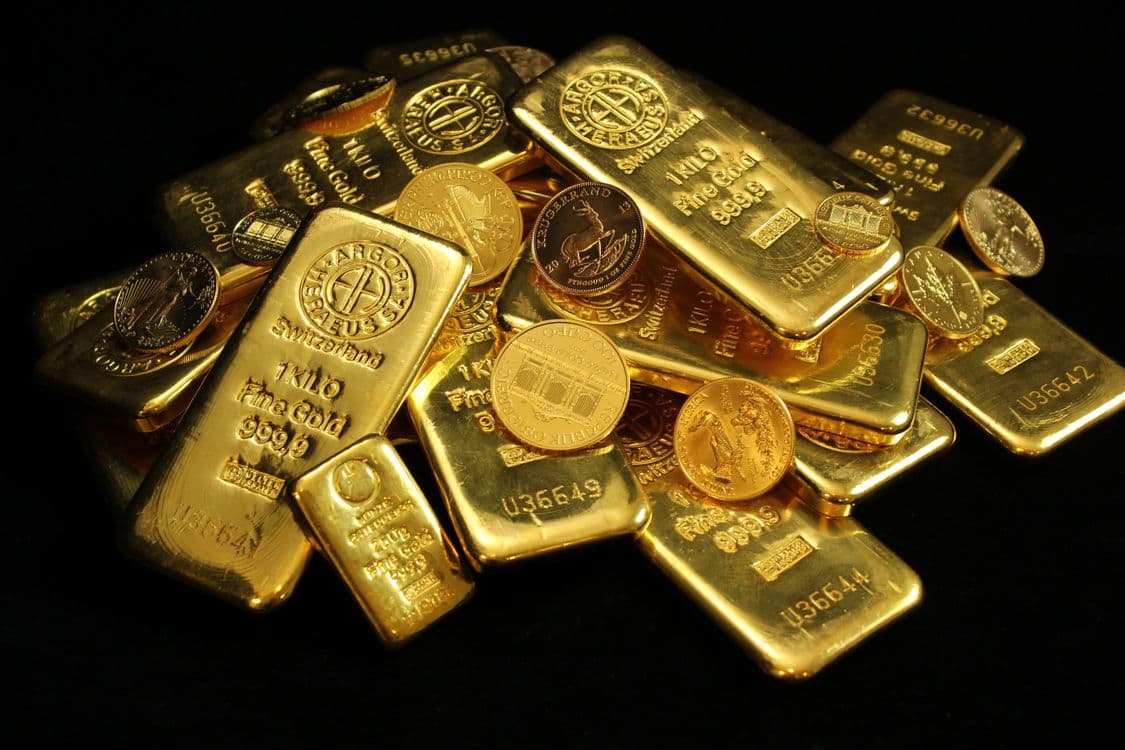 Gold slips below 4100 dollars but heads for first monthly gain since spring